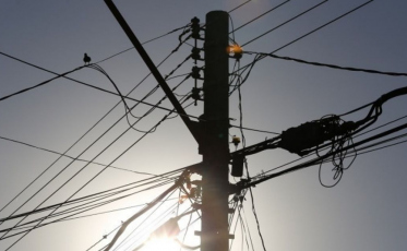 Ventania deixa mais de 25 mil unidades sem energia em Criciúma