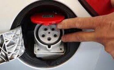 Celesc investe em projeto para transofrmar carros de combustão em elétricos