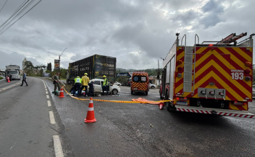 Colisão entre carro e caminhão deixa mulher gravemente ferida na SC-108, em Urussanga