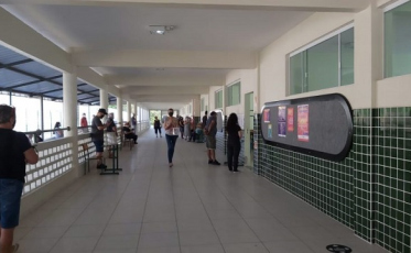 Em Joinville, mulheres da fila chamadas para atuar como mesárias