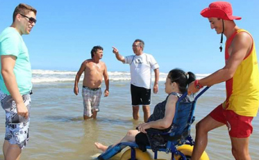 Ação da Unesc permite que pacientes com mobilidade reduzida aproveitem o mar