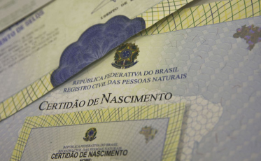 Campanha busca alterar certidões de nascimento com pai ausente (VÍDEO)