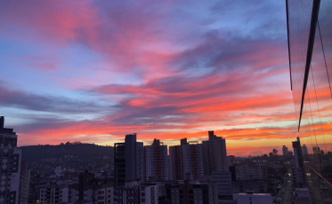 Sul catarinense com calor de 30ºC nesta quinta-feira; amanhecer colorido chamou atenção 