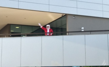 Papai Noel é recebido com animação pelos pequenos