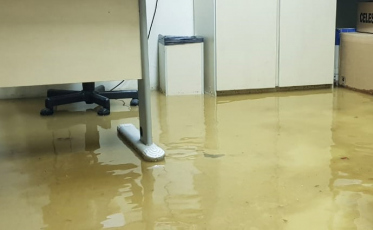 Água invade agência da Celesc (VÍDEO)