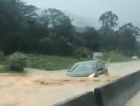 Chuva alaga a BR-101 e bloqueia pista (VÍDEO)