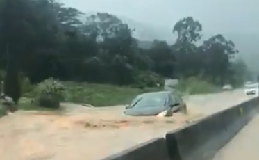 Chuva alaga a BR-101 e bloqueia pista (VÍDEO)