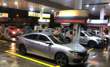 Debaixo de chuva, criciumenses correm aos postos (VÍDEOS)