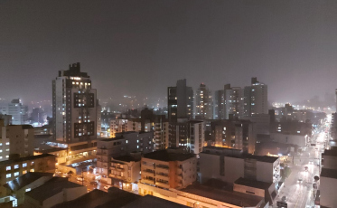 Metade dos brasileiros se sentem inseguros para andar sozinhos à noite