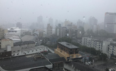 Tarde de segunda com chuva forte e bem vinda