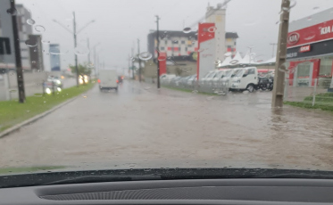 Grande volume de chuva causa estragos no Sul de SC (VÍDEO)