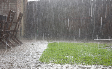 Frente fria mantém chuva no Sul de SC e frio ganha força na segunda