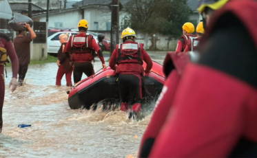 Adiamento de jogo do Criciúma liberou ambulâncias e bombeiros para atender vítimas da chuva