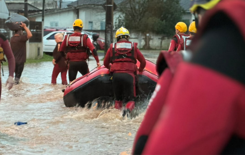 Adiamento de jogo do Criciúma liberou ambulâncias e bombeiros para atender vítimas da chuva