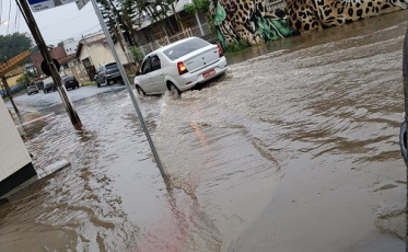 Chuva forte alaga ruas em Criciúma