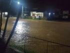 Alagamento deixa quatro comunidades isoladas em Praia Grande (VÍDEO)