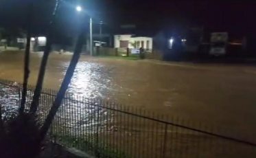 Alagamento deixa quatro comunidades isoladas em Praia Grande (VÍDEO)
