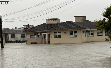 Em Forquilhinha, chuva deixa veículo submerso e unidades de saúde alagadas