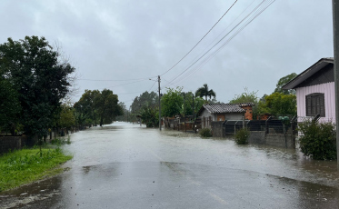 Em Forquilhinha, chuva deixa veículo submerso e unidades de saúde alagadas