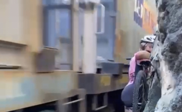 'Foi desesperador', diz ciclista que escapou de acidente com trem