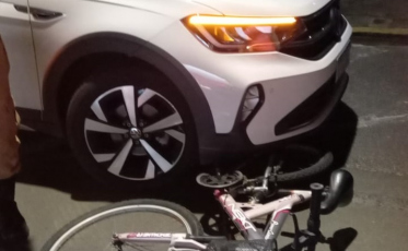 Ciclista é atropelada no Centro de Cocal do Sul