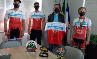 Equipe de Ciclismo recebe novos uniformes