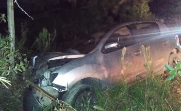 Colisão contra árvore mobiliza socorristas em Içara