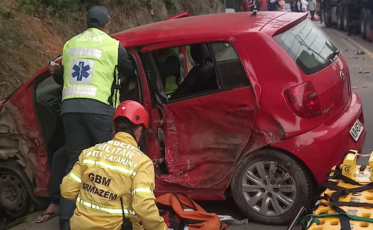 Idoso fica ferido após colisão frontal entre carro e carreta na SC-435, em Armazém