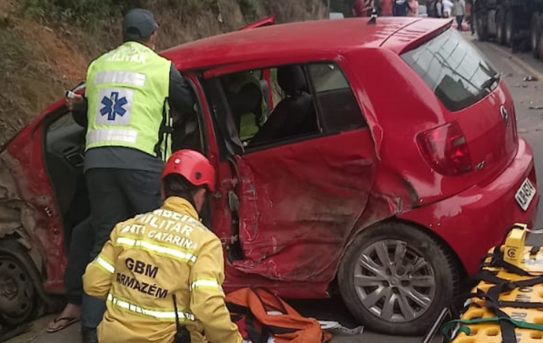 Idoso fica ferido após colisão frontal entre carro e carreta na SC-435, em Armazém