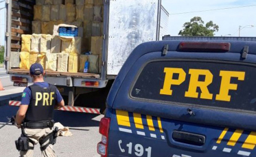 PRF apreende quase 400 mil maços de cigarro em Tubarão