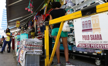 Comércio cresce 1,8% de março para abril, diz IBGE