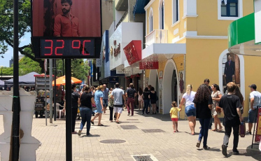 Criciumenses aproveitam sábado de calor para compras de Natal