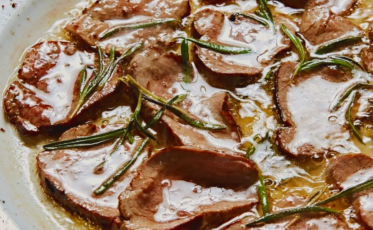 Saimon Novack ensina como preparar língua bovina no caldeirão 