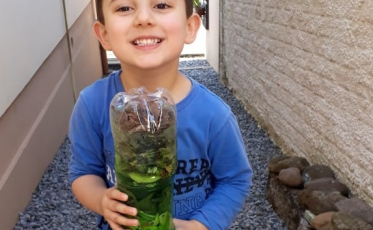 Alunos do Colégio Satc ensinam crianças e idosos a fazer compostagem