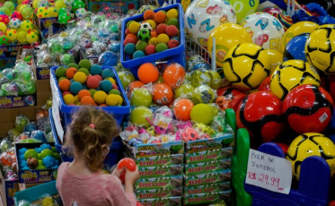 Procon e Imetro-SC orientam sobre cuidados na compra de brinquedos