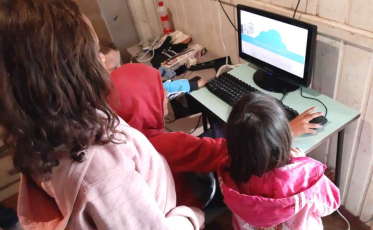 Bairro doa computadores para crianças e adolescentes