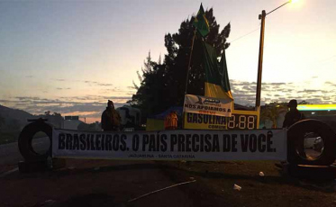 Mesmo com acordo, caminhoneiros permanecem nas ruas