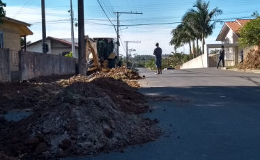 Ruas pavimentadas passam por conclusão de calçadas em Içara