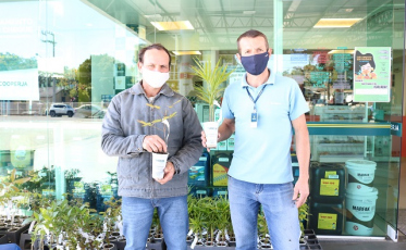 Cooperja entrega mudas em comemoração ao Dia da Árvore