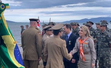 Coordenadora do Museu de Zoologia da Unesc recebe homenagem da Polícia Ambiental