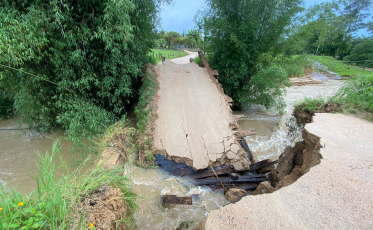 Ponte desaba e duas adutoras rompem em Cocal do Sul