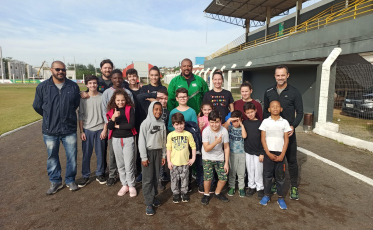 Alunos do projeto ‘Correndo para Vencer’ recebem a visita de um medalhista olímpico
