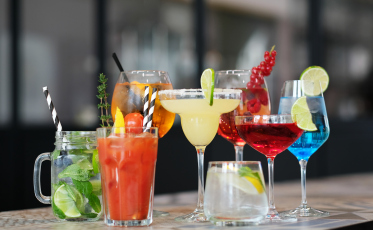 Caipirinha, mojito e lagoa azul: Confira cinco receitas de drinks fáceis para o réveillon