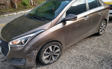 Condutora bate em mureta na Serra do Rio do Rastro