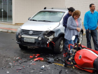 Em alta velocidade, moto colide com carro