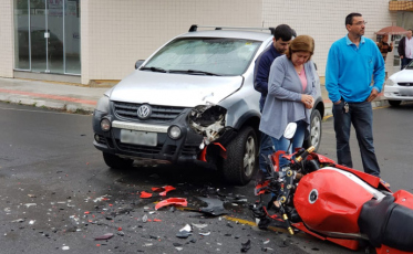 Em alta velocidade, moto colide com carro