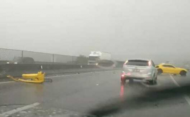 Camaro amarelo colide contra mureta na BR-101