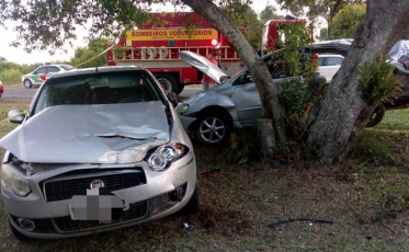Colisão grave envolve três veículos em Jaguaruna 