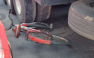 Colisão entre carreta e bicicleta deixa mulher ferida em Sombrio