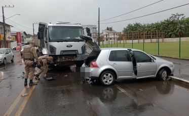 Forquilhinha: idoso é levado ao hospital após colisão frontal entre carro e caminhão